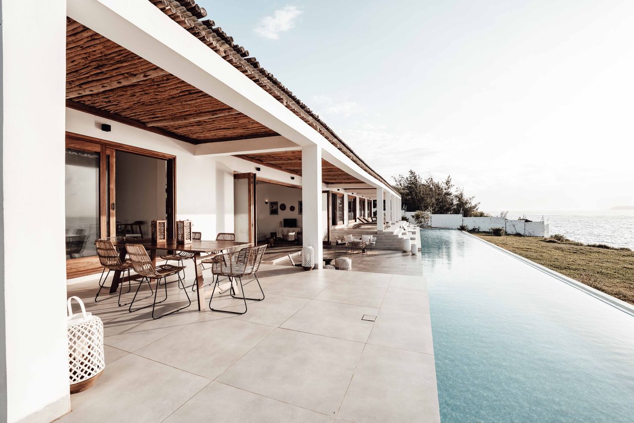 Contemporary villa with an infinity pool overlooking the ocean, perfect for luxury getaways.